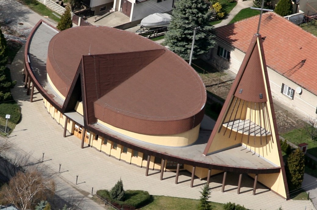 Kostol Božieho milosrdenstva má tvar plachetnice, pohľad z vtáčej perspektívy